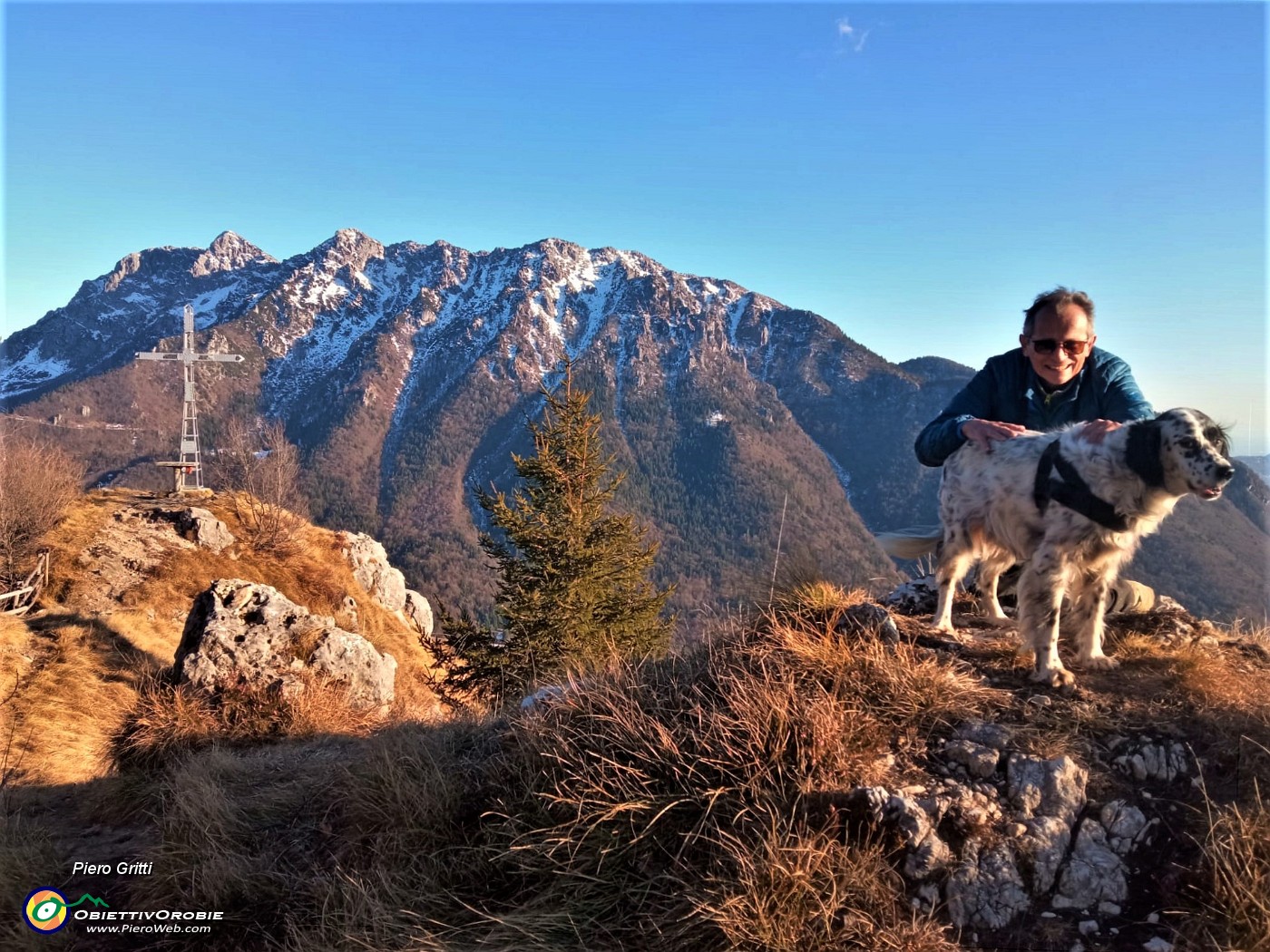 05 Verso la croce del Monte Castello (1425 m) con vista in Alben.jpg